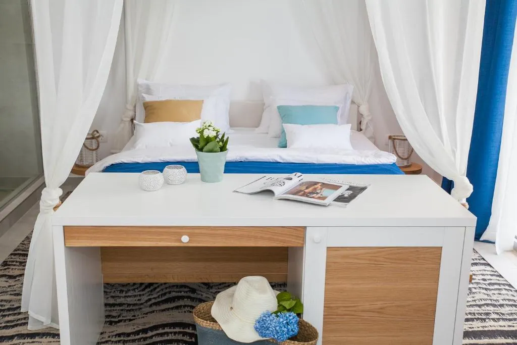 Deluxe double room with balcony and side sea view